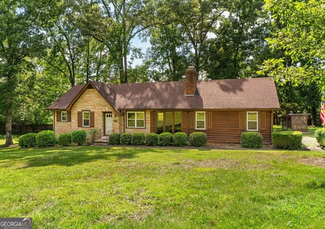 Photo 4 of Sale Pending at 205 Mountain View Dr, Dalton, GA 30721 | MLS# 10846216 | Listing updated on 2026-10-21