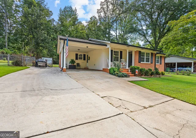 Photo 3 of Single family home for sale at 412 Leola Dr, Griffin, GA 30224 | MLS# 10843649 | Listing updated on 2026-09-13