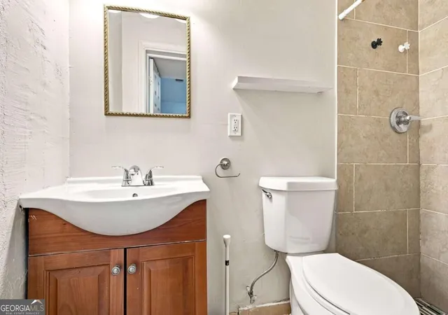 Photo 4 of Sale Pending at 1071 Center St NW, Atlanta, GA 30318 | MLS# 10839599 | Listing updated on 2026-09-14