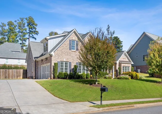 Photo 2 of Single family home for sale at 4742 W Lakeshore Dr, Acworth, GA 30101 | MLS# 10879661 | Listing updated on 2026-10-28