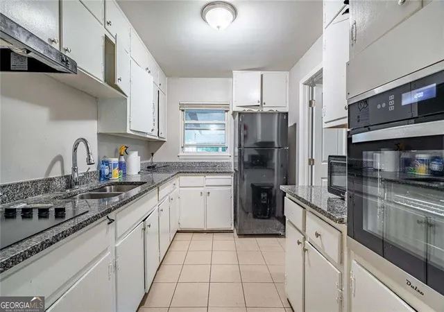 Listing Photo 1 - Condo for sale in building located at 367 Camelot Pkwy, Jonesboro, GA 30236