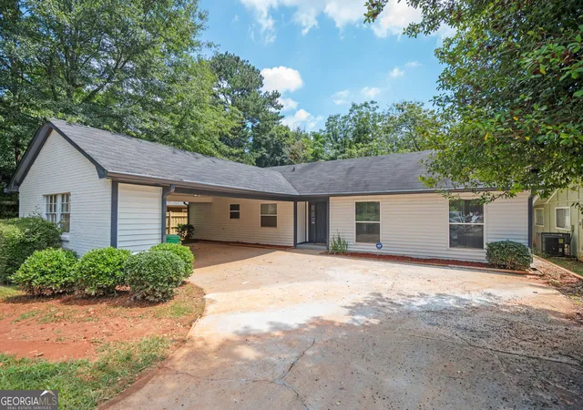 Photo 2 of Single family home for sale at 1130 Mannbrook Dr, Stone Mountain, GA 30083 | MLS# 10835688 | Listing updated on 2026-10-09
