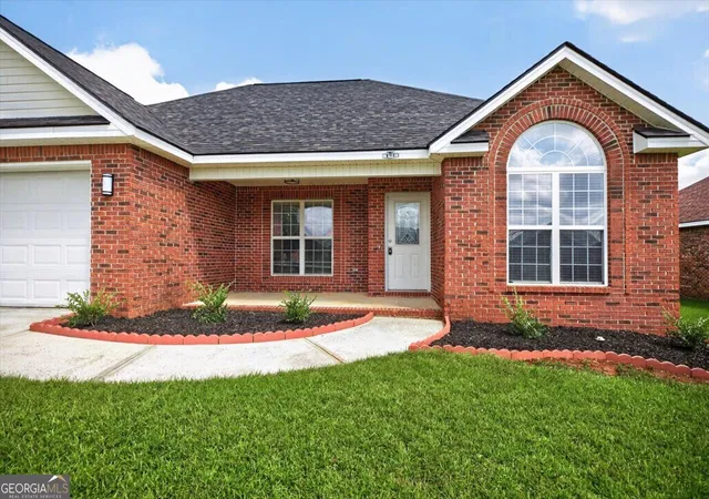 Photo 3 of Single family home for sale at 402 Sugarloaf Pkwy, Perry, GA 31069 | MLS# 10838892 | Listing updated on 2026-10-06
