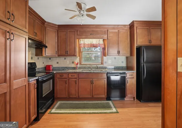 Photo 3 of Sale Pending at 2833 Crabapple Cir, Dacula, GA 30019 | MLS# 10839277 | Listing updated on 2026-09-14