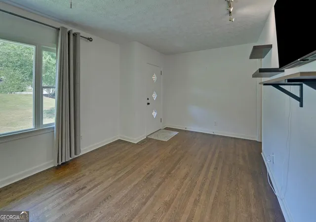 Photo 3 of Single family home for sale at 1398 Cumberland Dr, Gainesville, GA 30501 | MLS# 10852014 | Listing updated on 2026-10-08
