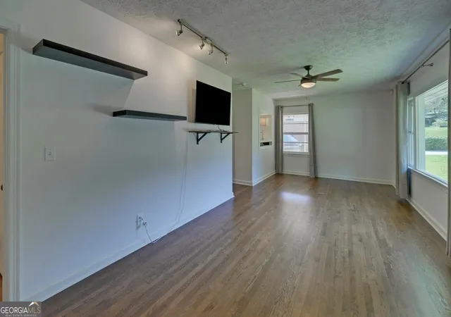 Photo 3 of Single family home for sale at 1398 Cumberland Dr, Gainesville, GA 30501 | MLS# 10852014 | Listing updated on 2026-10-08