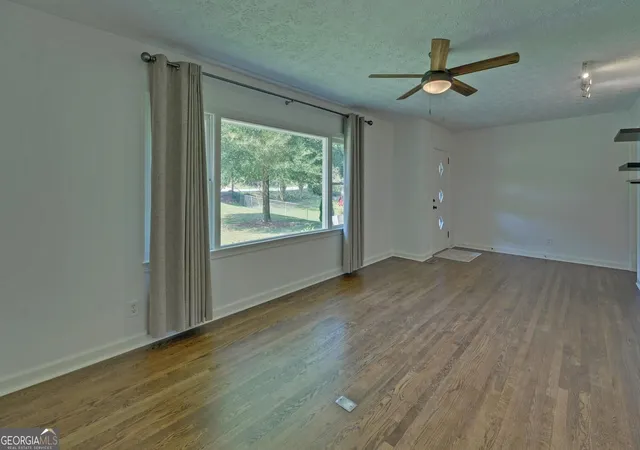 Photo 4 of Single family home for sale at 1398 Cumberland Dr, Gainesville, GA 30501 | MLS# 10852014 | Listing updated on 2026-10-08