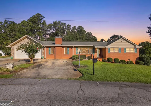 Photo 1 of Single family home for sale at 49 Jones St, Toccoa, GA 30577 | MLS# 10847306 | Listing updated on 2026-10-08