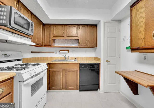 Listing Photo 4 - Condo for sale in building located at 878 Lake Holw Blvd SW, Marietta, GA 30064