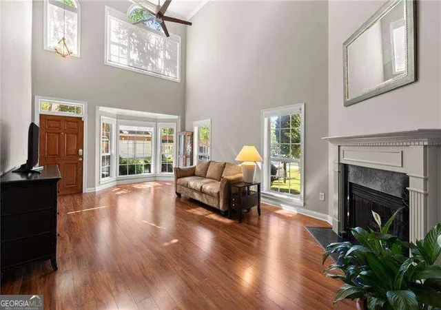 Listing Photo 3 - Condo for sale in building located at 9000 Lexington Dr, Roswell, GA 30075