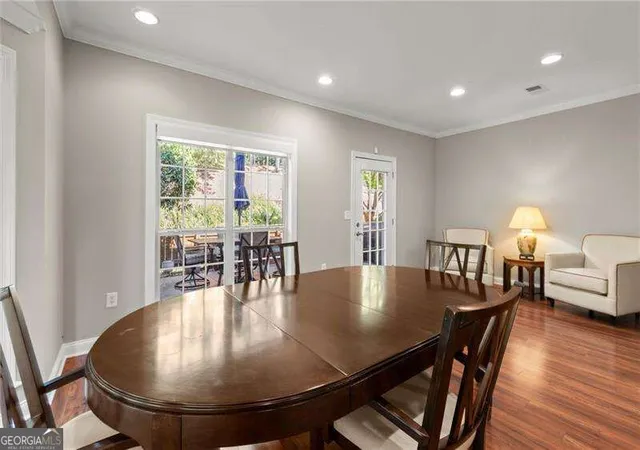 Listing Photo 5 - Condo for sale in building located at 9000 Lexington Dr, Roswell, GA 30075
