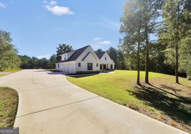Photo 2 of Single family home for sale at 415 Barnesville Rd, Griffin, GA 30224 | MLS# 10880225 | Listing updated on 2026-10-28