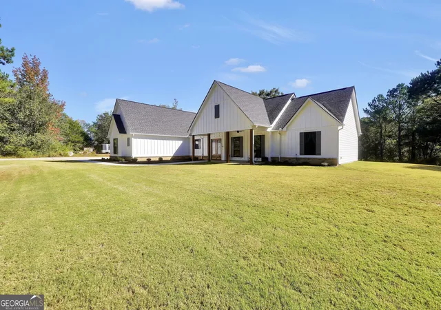 Photo 4 of Single family home for sale at 415 Barnesville Rd, Griffin, GA 30224 | MLS# 10880225 | Listing updated on 2026-10-28