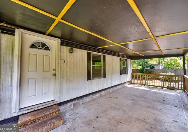 Photo 3 of Sale Pending at 135 White Oak Rd, Newnan, GA 30265 | MLS# 10851288 | Listing updated on 2026-10-07