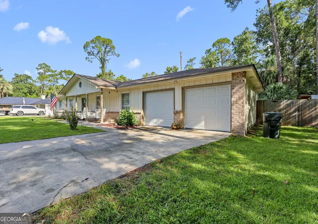 Photo 3 of Single family home for sale at 1201 Fairway Rd, Brunswick, GA 31525 | MLS# 10836103 | Listing updated on 2026-09-17