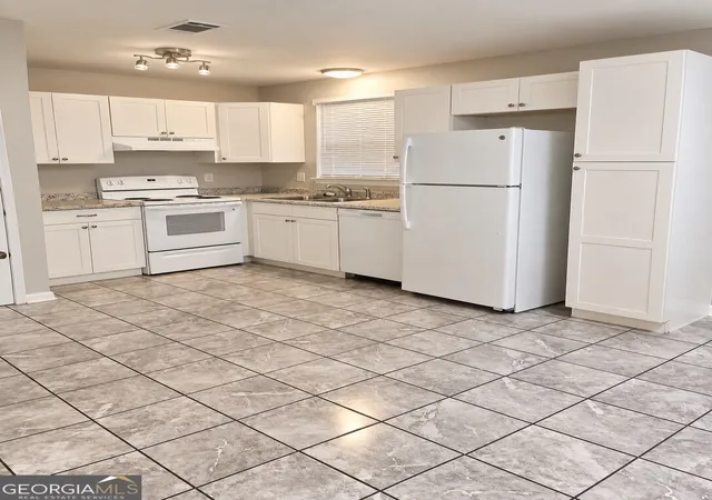 Photo 3 of Single family home for sale at 108 Lancelot Ct, Warner Robins, GA 31093 | MLS# 10850964 | Listing updated on 2026-09-24