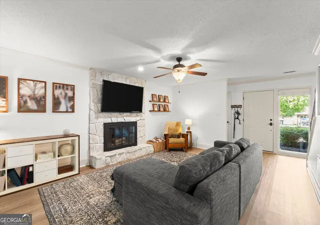 Photo 4 of Single family home for sale at 905 Laurel Ml Dr, Roswell, GA 30076 | MLS# 10842875 | Listing updated on 2026-09-18