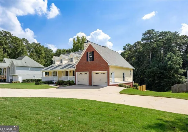 Photo 3 of Sale Pending at 5485 Twin Oak Dr, Douglasville, GA 30135 | MLS# 10847417 | Listing updated on 2026-10-06