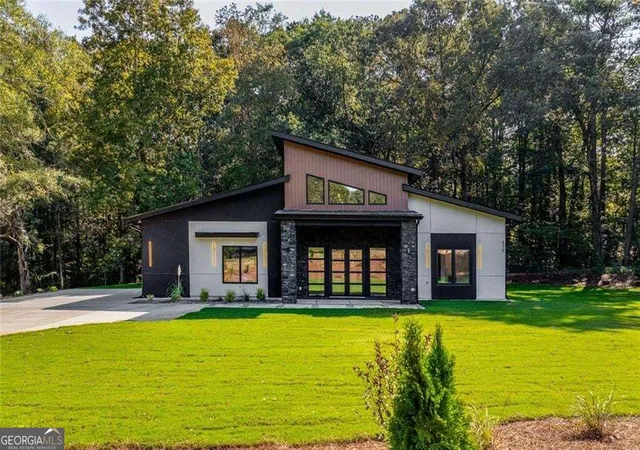 Photo 1 of Single family home for sale at 6701 Loganville Hwy, Winder, GA 30680 | MLS# 10847600 | Listing updated on 2026-10-19