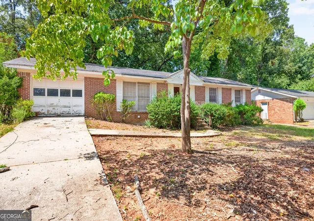 Photo 3 of Sale Pending at 526 Stonewood Dr, Stone Mountain, GA 30087 | MLS# 10841805 | Listing updated on 2026-09-10