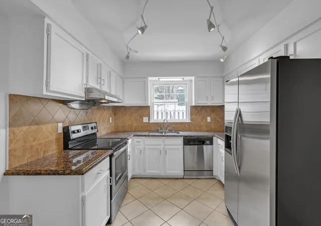 Listing Photo 5 - Condo for sale in building located at 1138 Moorestown Cir, Decatur, GA 30033