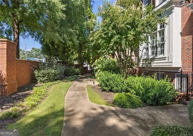 Photo 3 of Townhouse for sale at 4292 Kingston Gate Cvs, Atlanta, GA 30341 | MLS# 10848050 | Listing updated on 2026-09-19