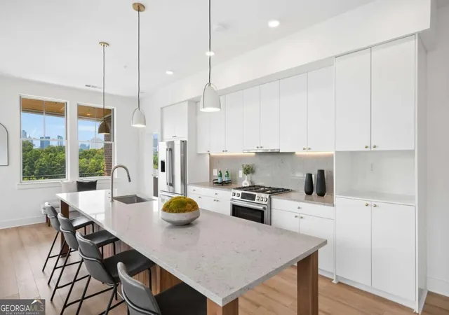 Listing Photo 5 - Condo for sale in building located at 675 Drewry St Ne, Atlanta, GA 30306 - Unit #402