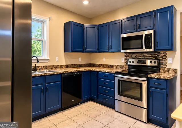 Photo 2 of Single family home for sale at 1327 Lee St, Brunswick, GA 31520 | MLS# 10879527 | Listing updated on 2026-10-27