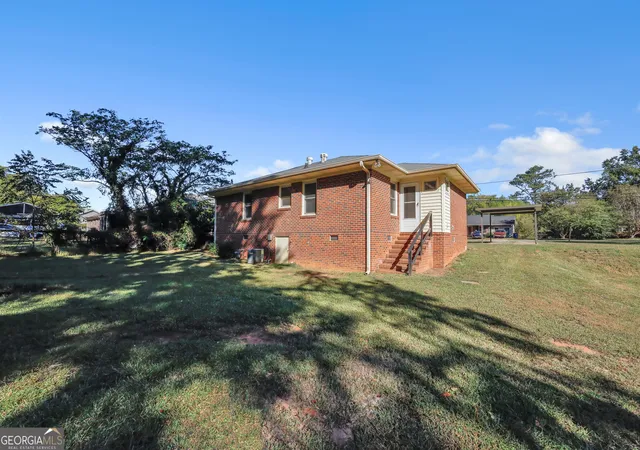 Photo 3 of Sale Pending at 317 E Broad St, Winder, GA 30680 | MLS# 10877324 | Listing updated on 2026-10-28