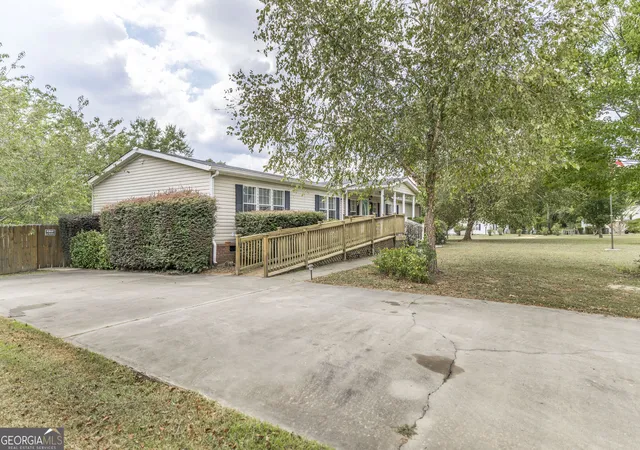 Photo 3 of Sale Pending at 302 Lacy Ct, Macon, GA 31206 | MLS# 10847473 | Listing updated on 2026-10-04