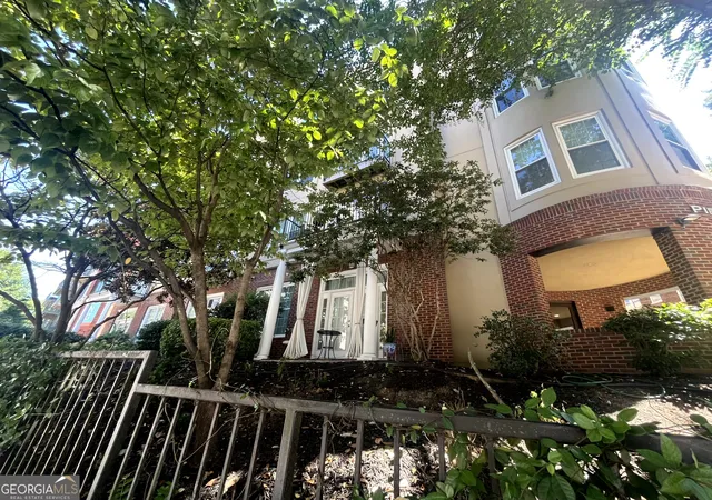 Listing Photo 2 - Condo for sale in building located at 1029 Piedmont Ave Ne, Atlanta, GA 30309 - Unit #APT 202