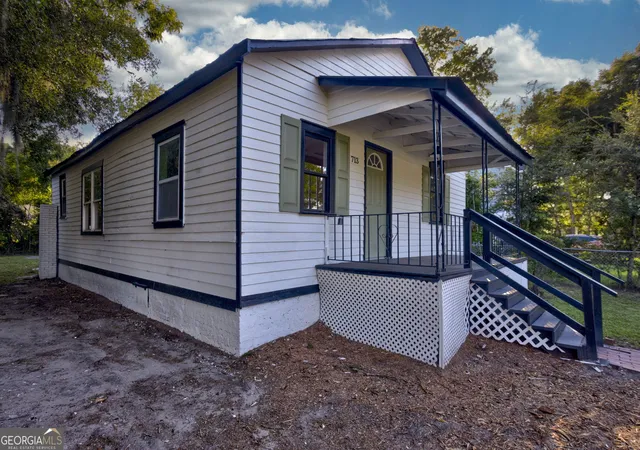 Photo 2 of Single family home for sale at 713 Atlanta St, Savannah, GA 31405 | MLS# 10840948 | Listing updated on 2026-09-06