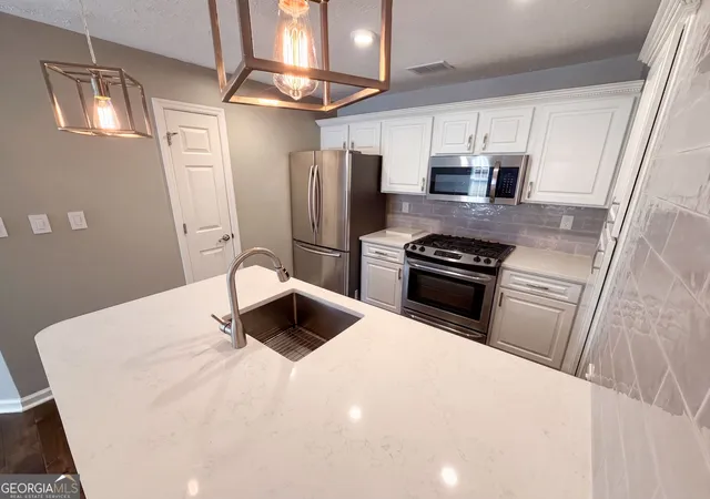 Listing Photo 2 - Condo for sale in building located at 2090 River Hts Walk SE, Marietta, GA 30067
