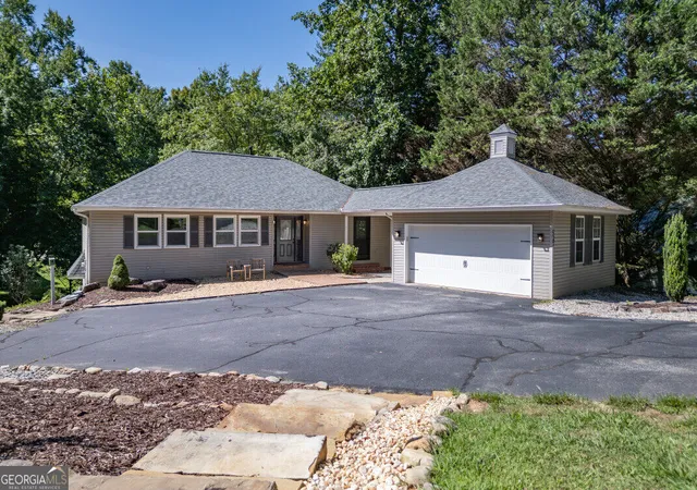 Photo 3 of Single family home for sale at 527 Pinebrook Dr, Blairsville, GA 30512 | MLS# 10832565 | Listing updated on 2026-10-08