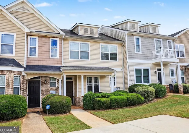 Photo 3 of Townhouse for sale at 6404 Ellenwood Dr, Rex, GA 30273 | MLS# 10842931 | Listing updated on 2026-09-23