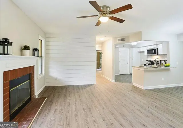 Listing Photo 5 - Condo for sale in building located at 694 Mcgill Pl NE, Atlanta, GA 30312 - Unit #694