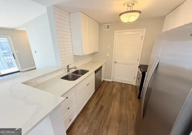 Listing Photo 1 - Condo for sale in building located at 322 Granville Ct, Sandy Springs, GA 30328