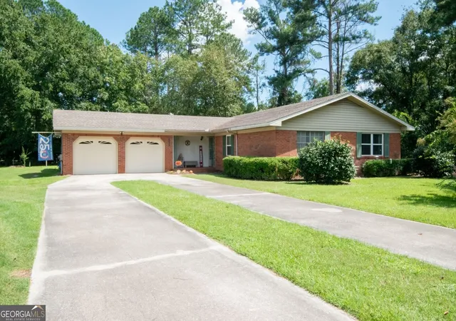 Photo 1 of Single family home for sale at 2300 Walnut Ln, Waycross, GA 31501 | MLS# 10845326 | Listing updated on 2026-10-22