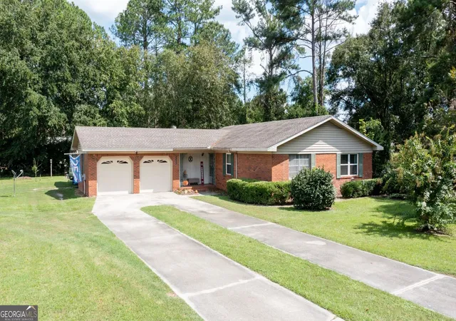 Photo 2 of Single family home for sale at 2300 Walnut Ln, Waycross, GA 31501 | MLS# 10845326 | Listing updated on 2026-10-22