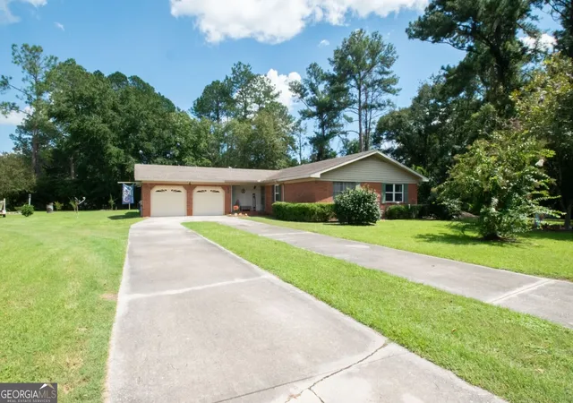 Photo 4 of Single family home for sale at 2300 Walnut Ln, Waycross, GA 31501 | MLS# 10845326 | Listing updated on 2026-10-22