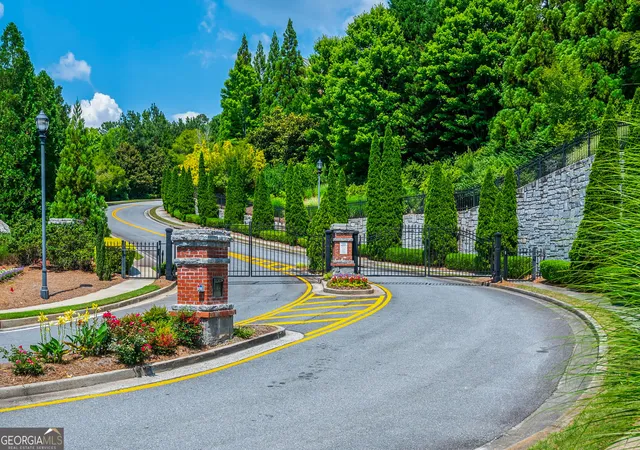 Listing Photo 2 - Condo for sale in building located at 7265 Glisten Ave, Atlanta, GA 30328 - Unit #132