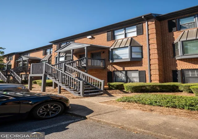 Listing Photo 2 - Condo for sale in building located at 550 Dearing St, Athens, GA 30606 - Unit #9