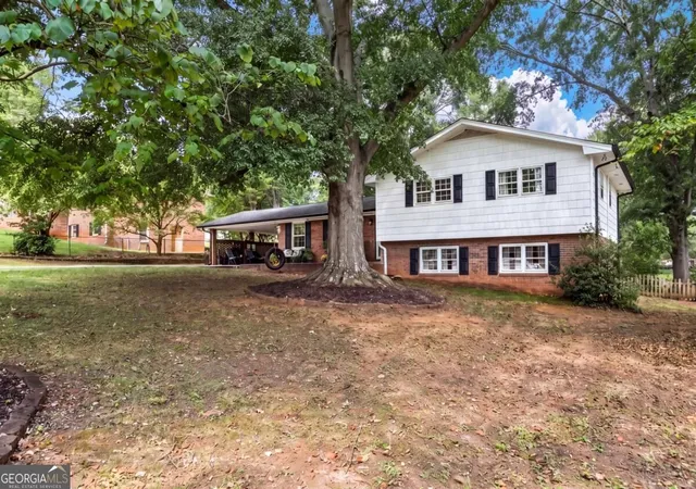Photo 2 of Single family home for sale at 20 Oakdale Dr, Cartersville, GA 30120 | MLS# 10847071 | Listing updated on 2026-09-30