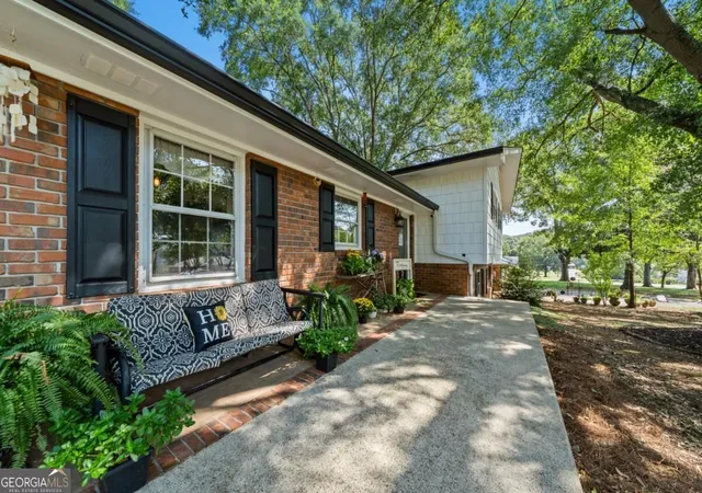 Photo 3 of Single family home for sale at 20 Oakdale Dr, Cartersville, GA 30120 | MLS# 10847071 | Listing updated on 2026-09-30