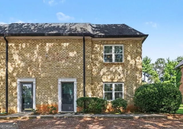 Listing Photo 2 - Condo for sale in building located at 280 Winding River Rd, Sandy Springs, GA 30350 - Unit #F