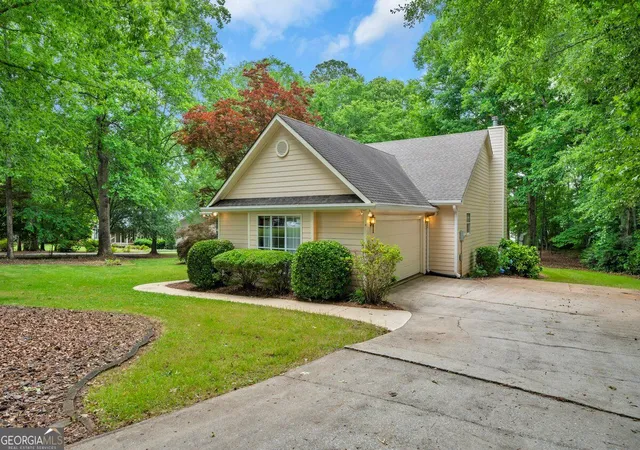 Photo 1 of Single family home for sale at 65 Pointe View Ct, Jackson, GA 30233 | MLS# 10880536 | Listing updated on 2026-10-28