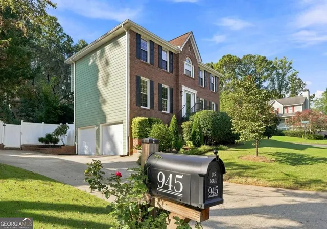 Photo 3 of Single family home for sale at 945 Meadowsong Cir, Lawrenceville, GA 30043 | MLS# 10842812 | Listing updated on 2026-10-05