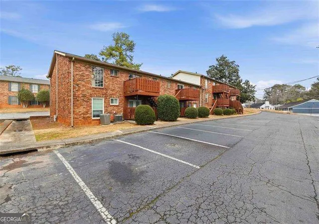 Listing Photo 2 - Condo for sale in building located at 5506 Kingsport Dr, Sandy Springs, GA 30342