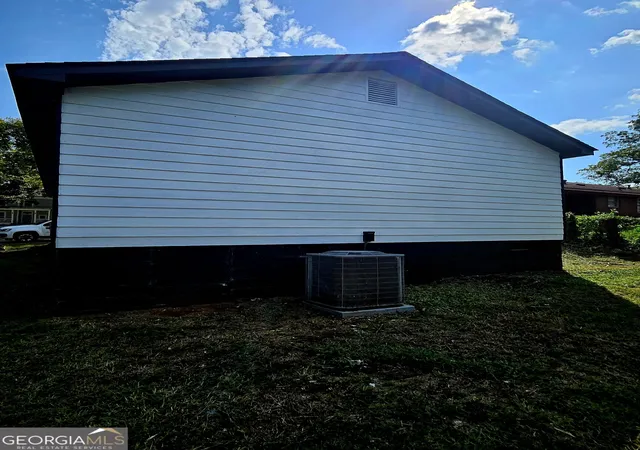 Photo 4 of Single family home for sale at 225 W Tinsley St, Griffin, GA 30223 | MLS# 10851016 | Listing updated on 2026-10-06