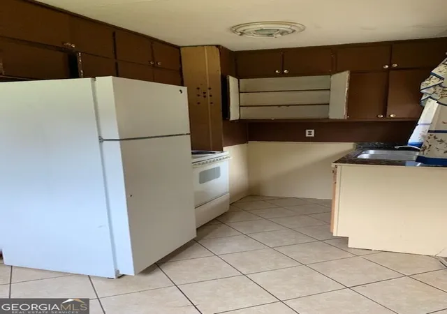 Photo 2 of Single family home for sale at 127 Hinton Dr, Mcdonough, GA 30253 | MLS# 10846628 | Listing updated on 2026-09-30